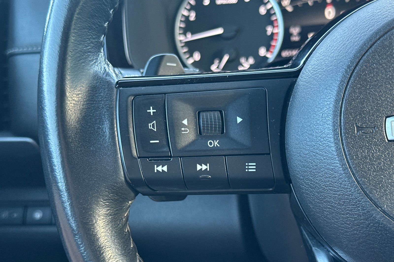 Used 2022 Nissan Pathfinder SL w/ SL Black Package image 37