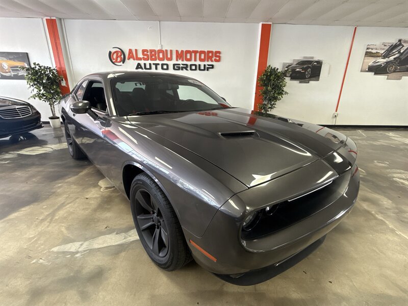 Used 2019 Dodge Challenger SXT RWD image 1