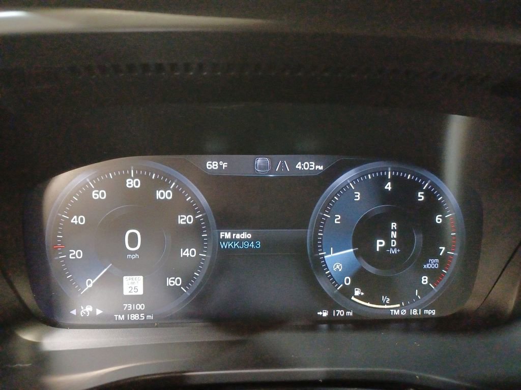 Used 2022 Volvo XC40 T5 R-Design image 10