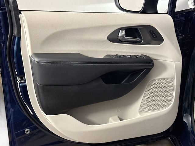 Used 2023 Chrysler Pacifica Touring-L image 21