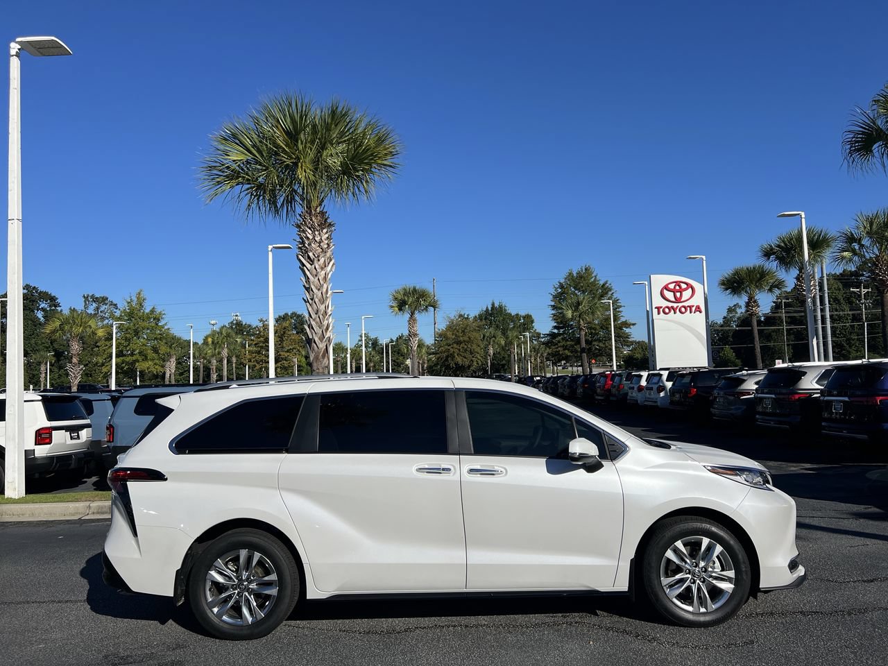 Used 2026 Toyota Sienna Limited FWD image 11