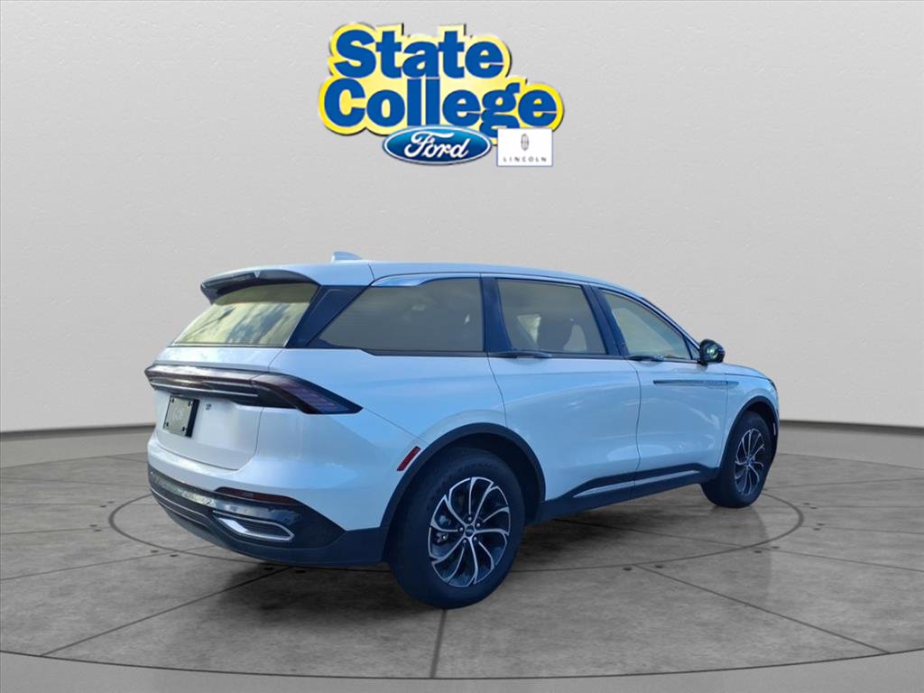 Used 2025 Lincoln Nautilus Premier image 4