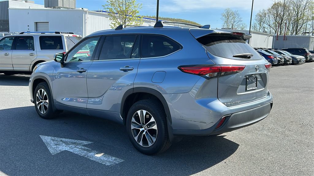 Used 2021 Toyota Highlander XLE AWD/4WD image 7