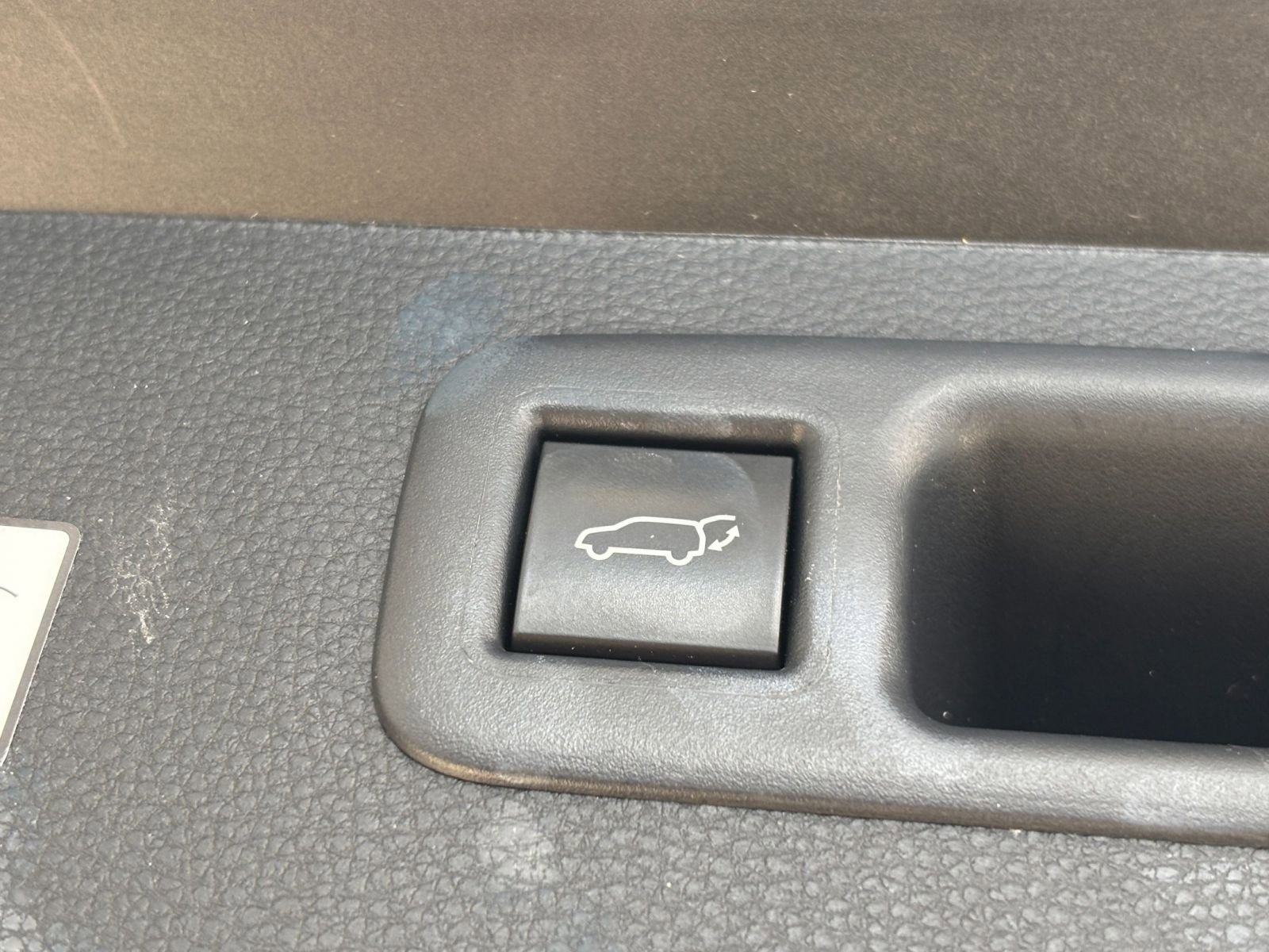 Used 2025 Toyota Highlander LE FWD image 23