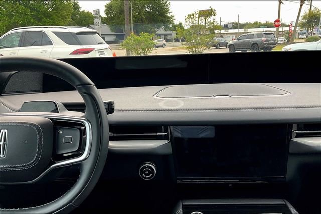 Used 2025 Lincoln Navigator Reserve w/ Jet Appearance Package image 9