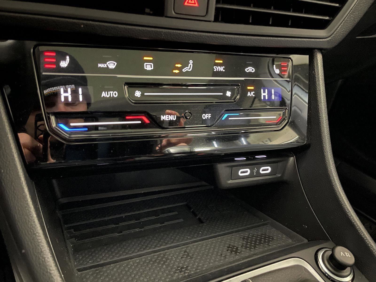 Used 2025 Volkswagen Jetta SE w/ Sunroof Package image 27