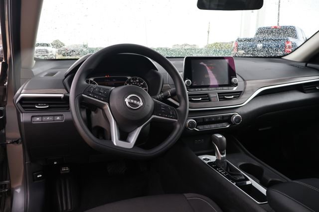 Used 2025 Nissan Altima 2.5 SV FWD image 10