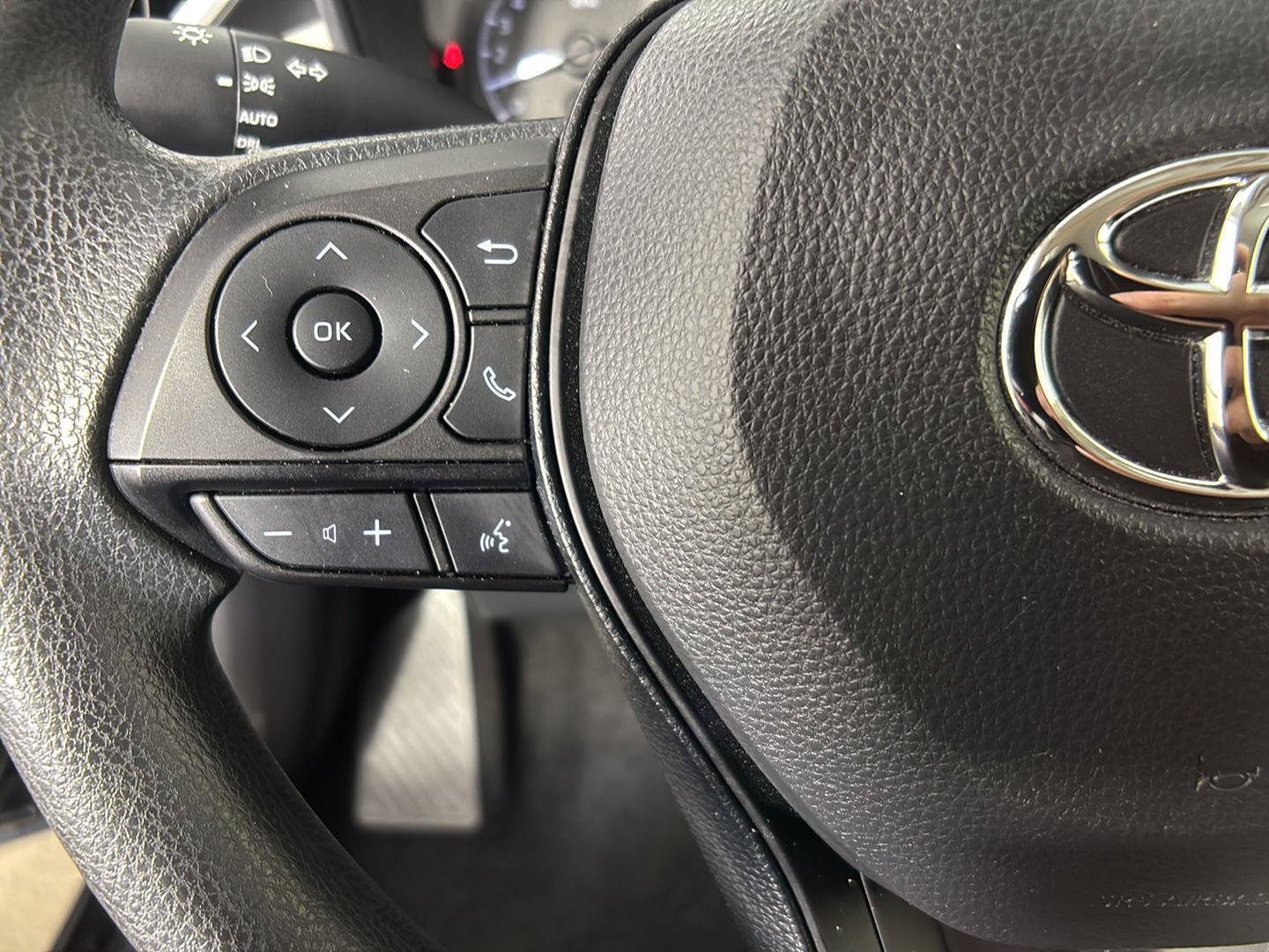 Used 2020 Toyota Corolla LE w/ LE Convenience Package FWD image 30