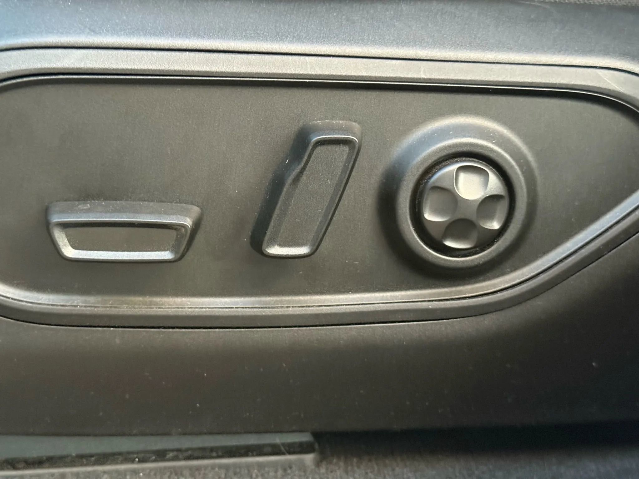 Used 2023 Jeep Grand Cherokee Limited w/ Luxury Tech Group II image 31