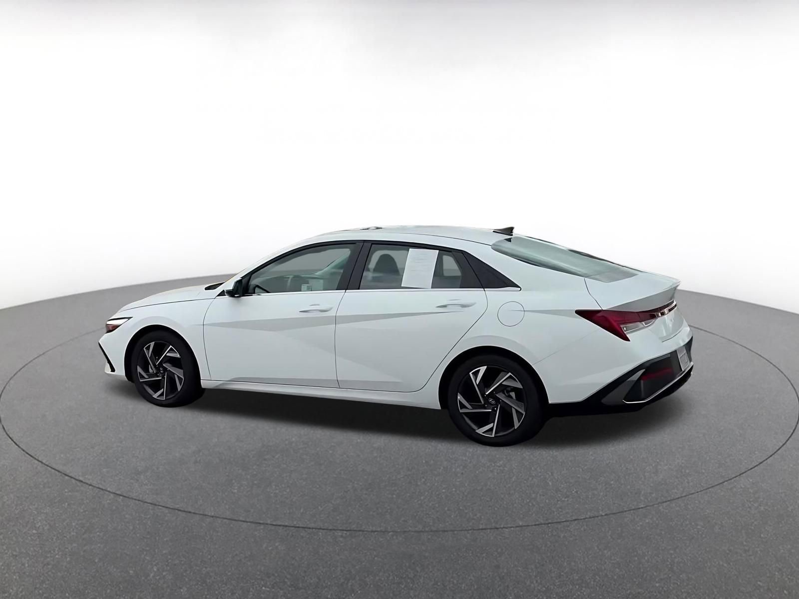 Used 2025 Hyundai Elantra Limited image 10