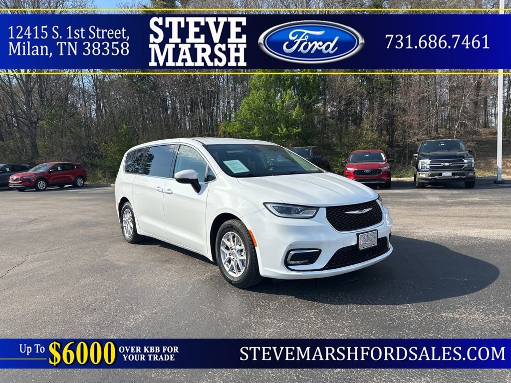 Used 2023 Chrysler Pacifica Touring-L FWD image 1