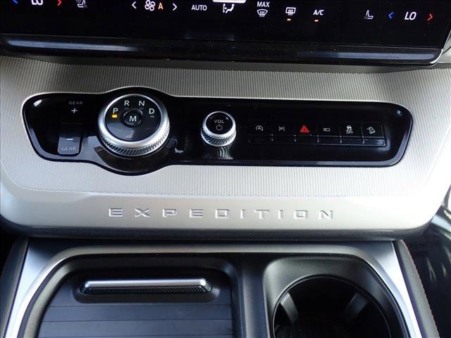 Used 2025 Ford Expedition Active AWD/4WD image 19