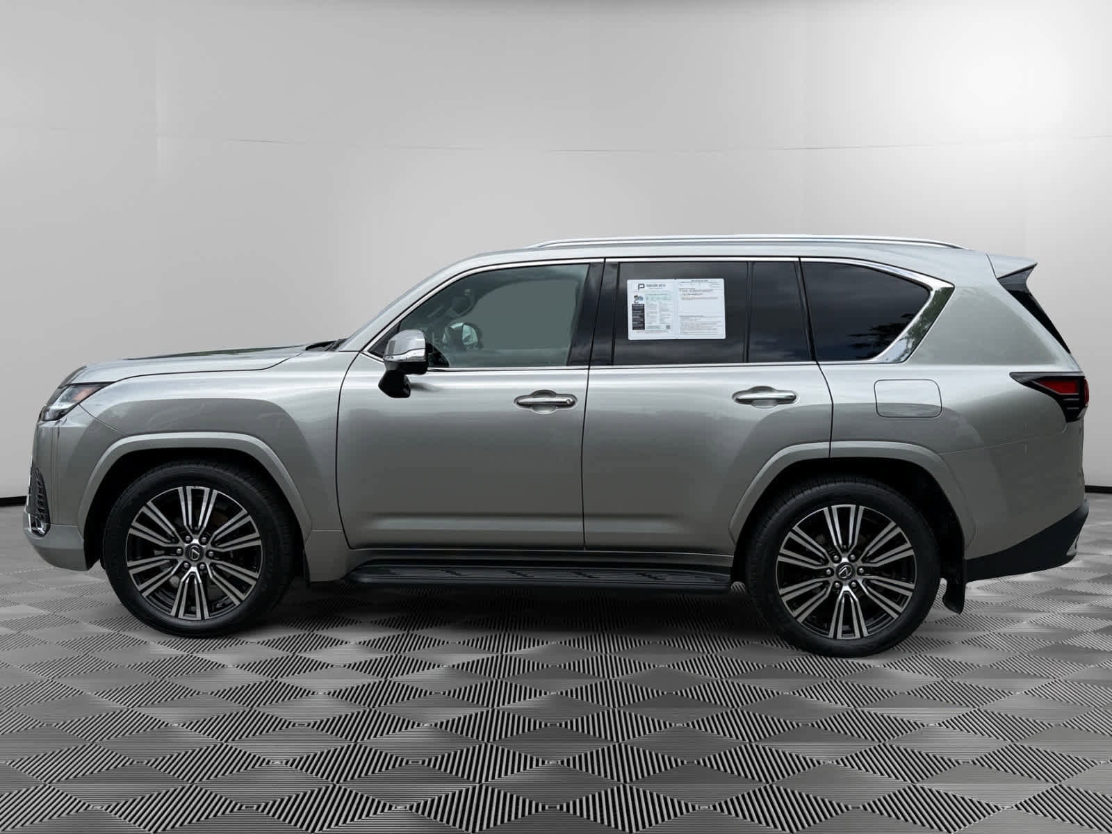 Used 2024 Lexus LX 600 4WD w/ Luxury Package image 2