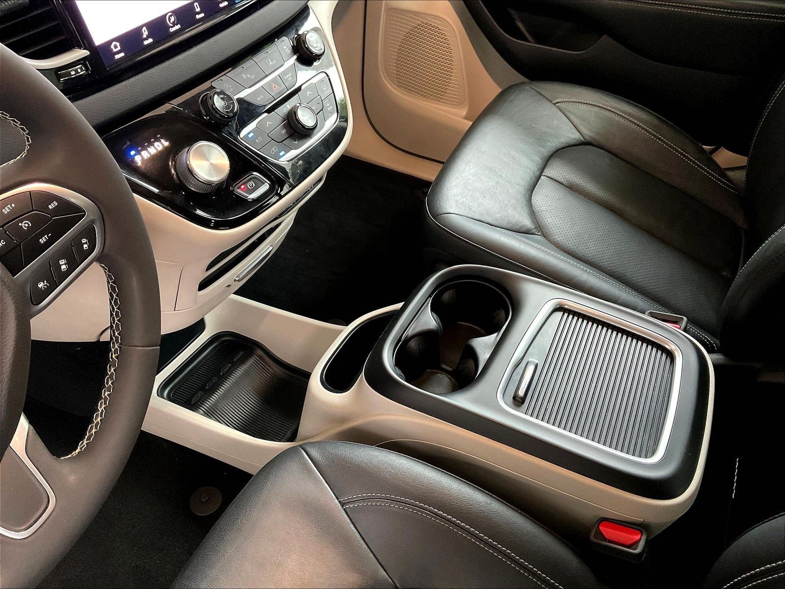Used 2022 Chrysler Pacifica Touring-L FWD image 16