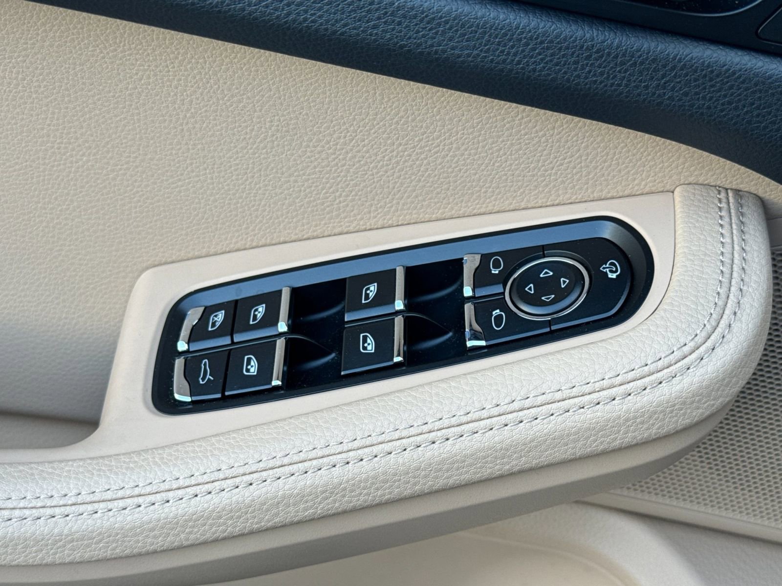 Certified 2025 Porsche Macan image 13