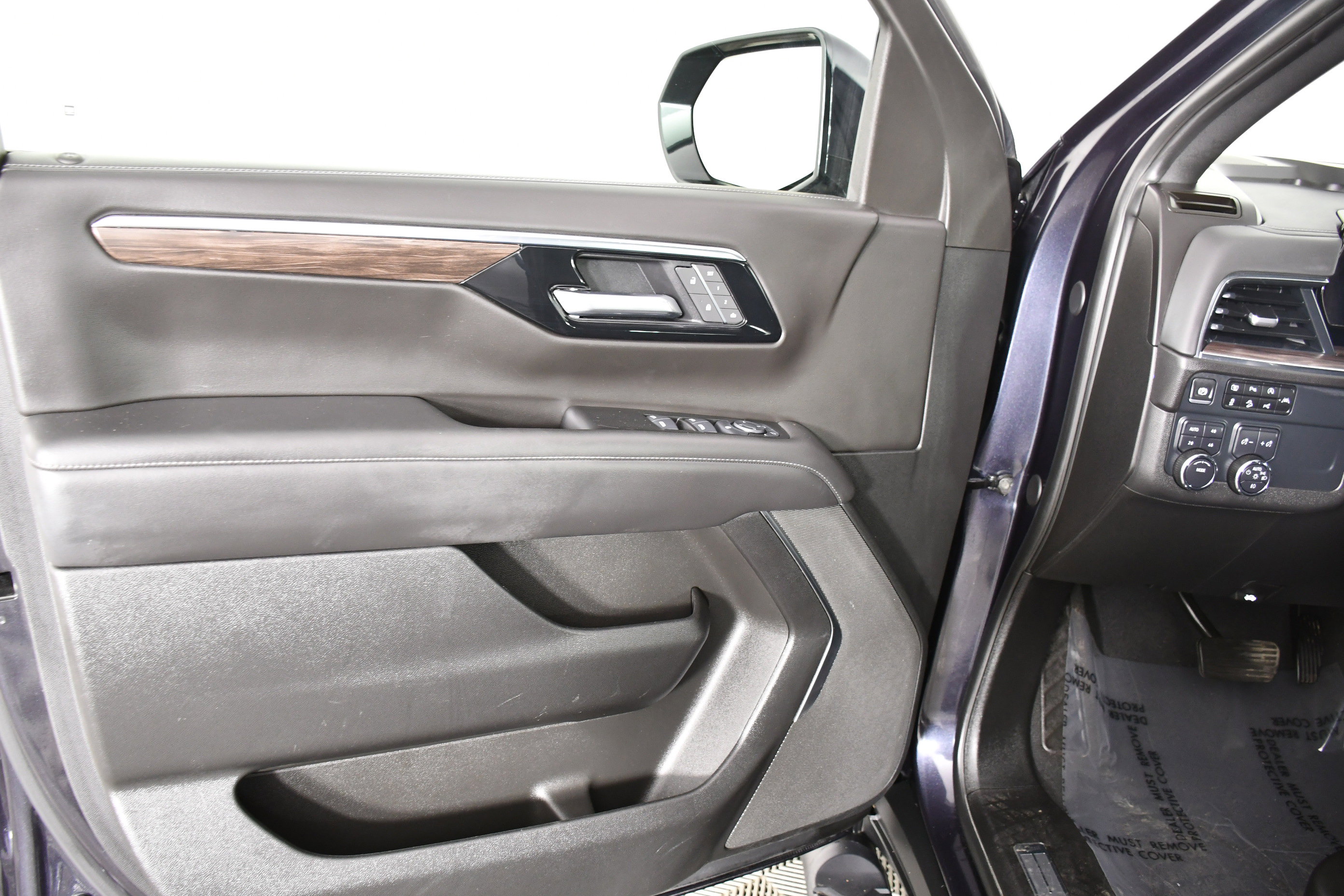 Used 2025 Chevrolet Suburban Z71 image 38