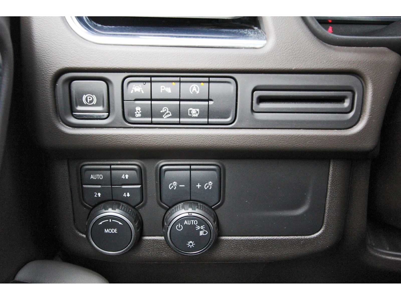 Used 2023 Chevrolet Tahoe Z71 w/ Luxury Package AWD/4WD image 19