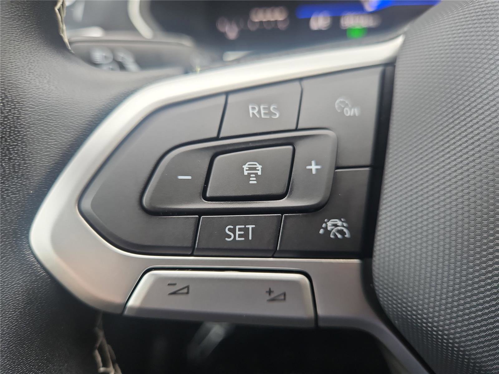 Certified 2024 Volkswagen Tiguan SE image 17