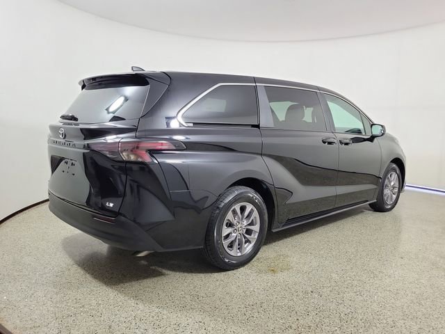 Used 2025 Toyota Sienna LE FWD image 5