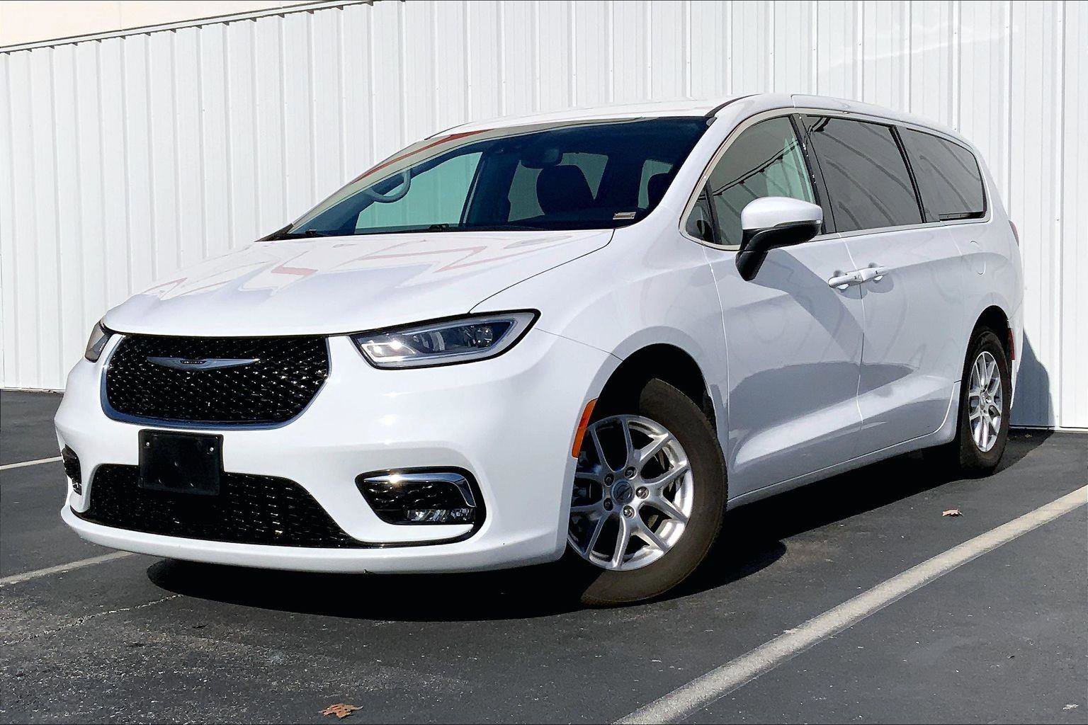 Used 2023 Chrysler Pacifica Touring-L image 1