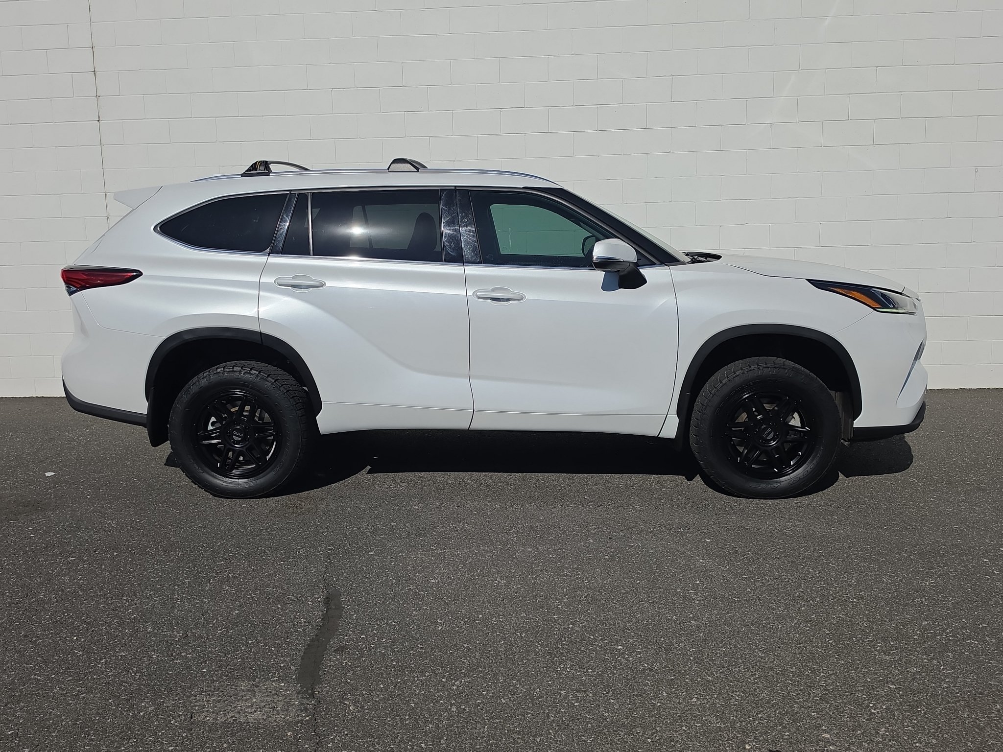 Used 2023 Toyota Highlander Limited AWD/4WD image 2