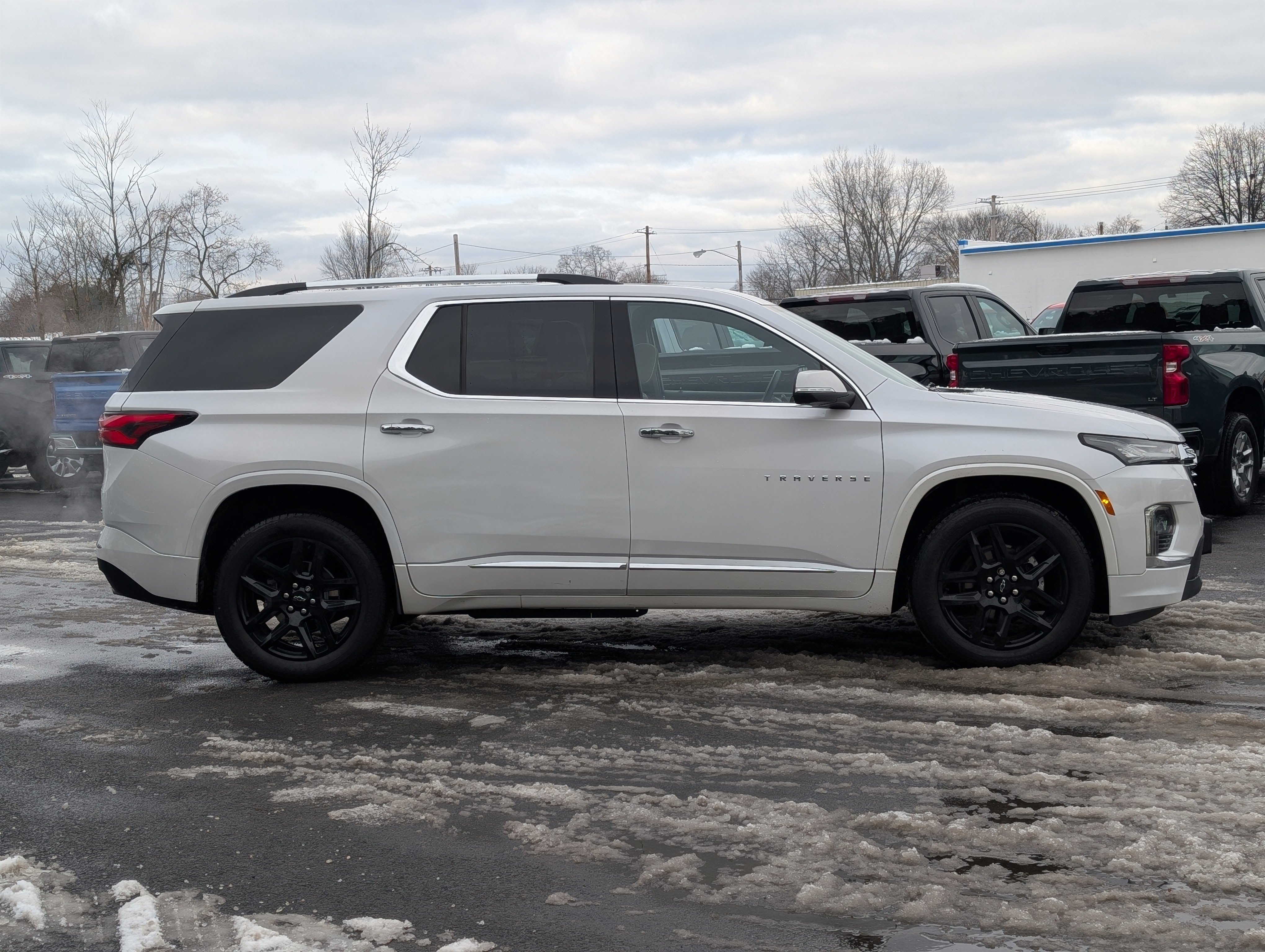 Used 2023 Chevrolet Traverse Premier image 9