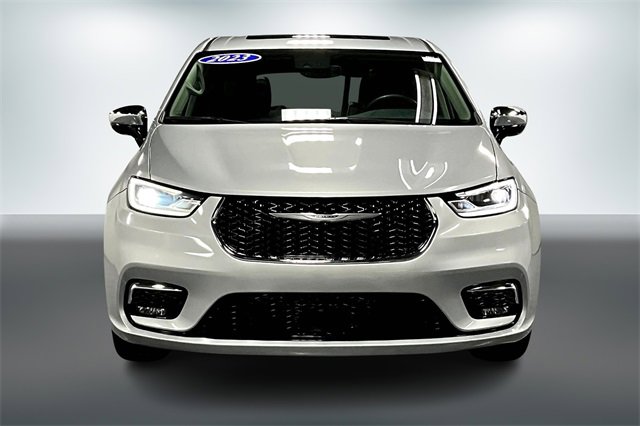 Used 2023 Chrysler Pacifica Limited image 2