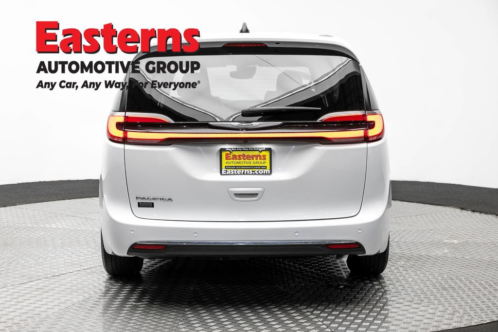 Used 2023 Chrysler Pacifica Touring-L FWD image 6