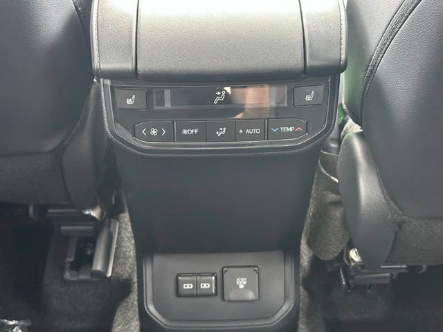 Used 2025 Toyota Highlander Platinum AWD/4WD image 31