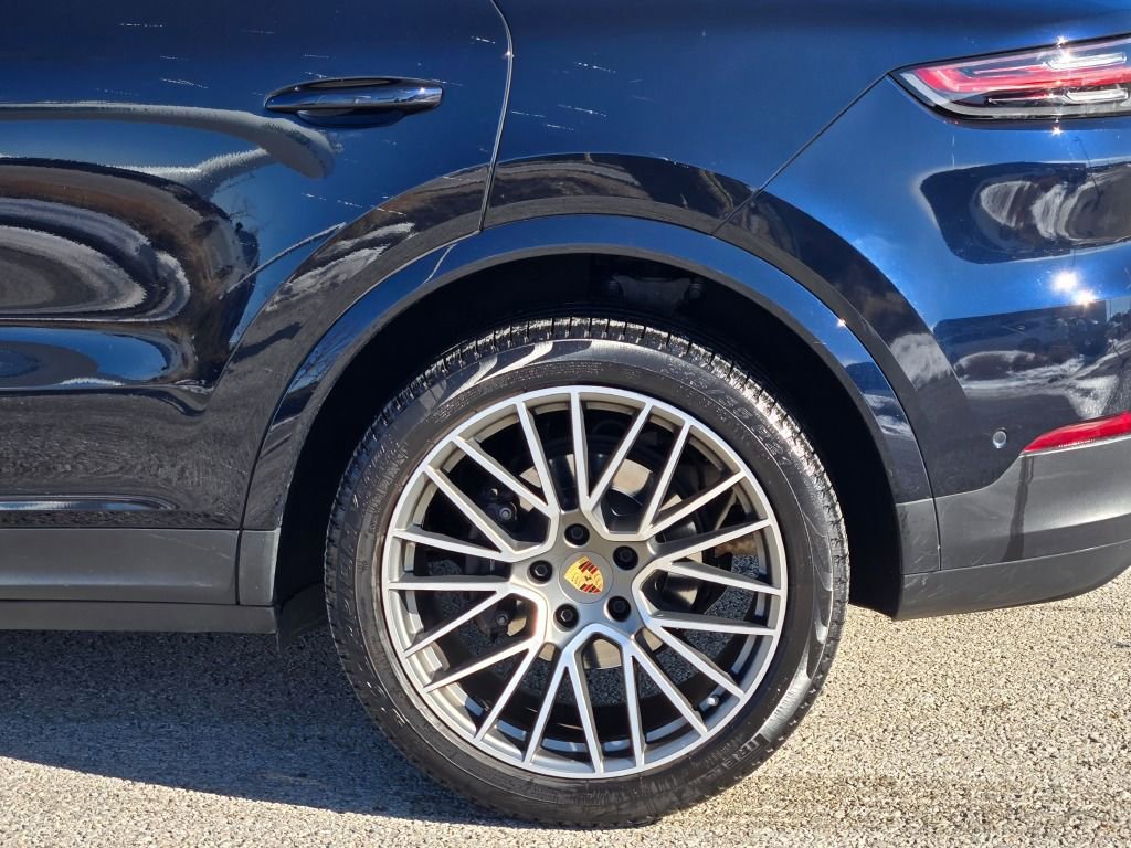 Certified 2023 Porsche Cayenne Platinum Edition image 13