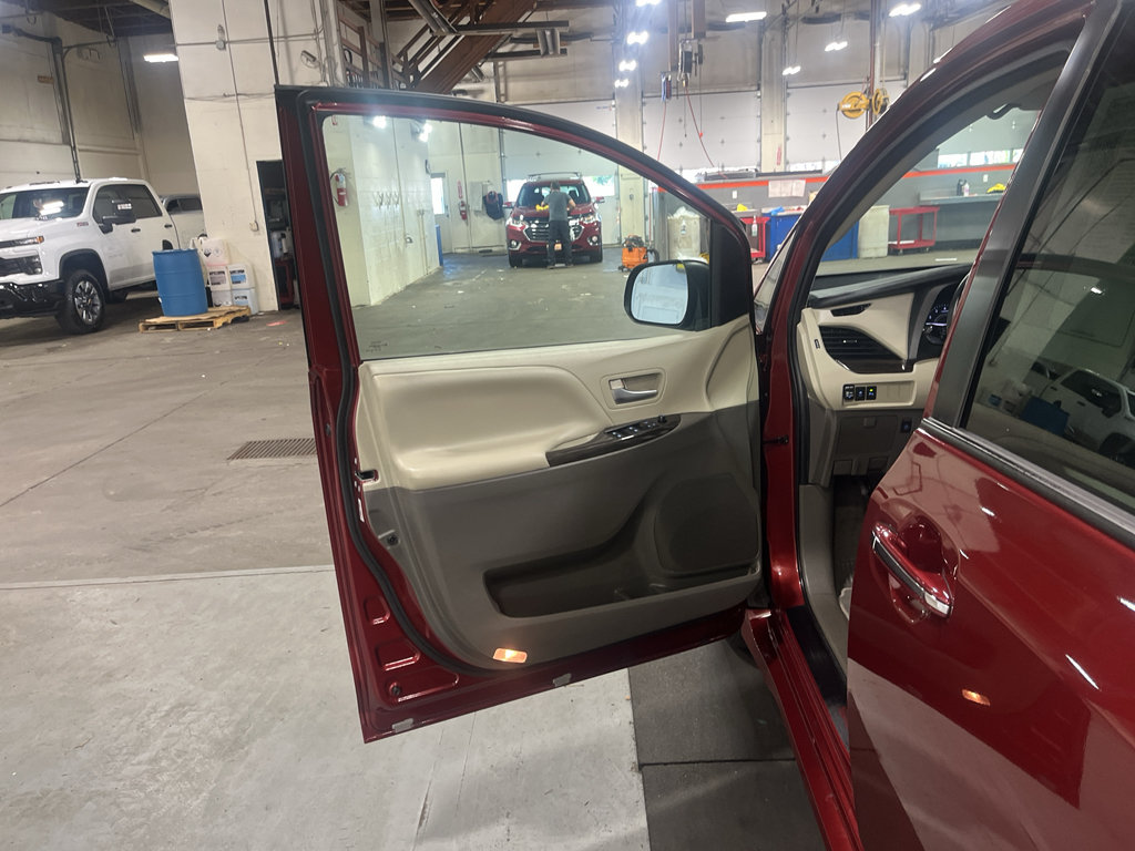 Used 2020 Toyota Sienna XLE Premium w/ Carpet Mat Package FWD image 23