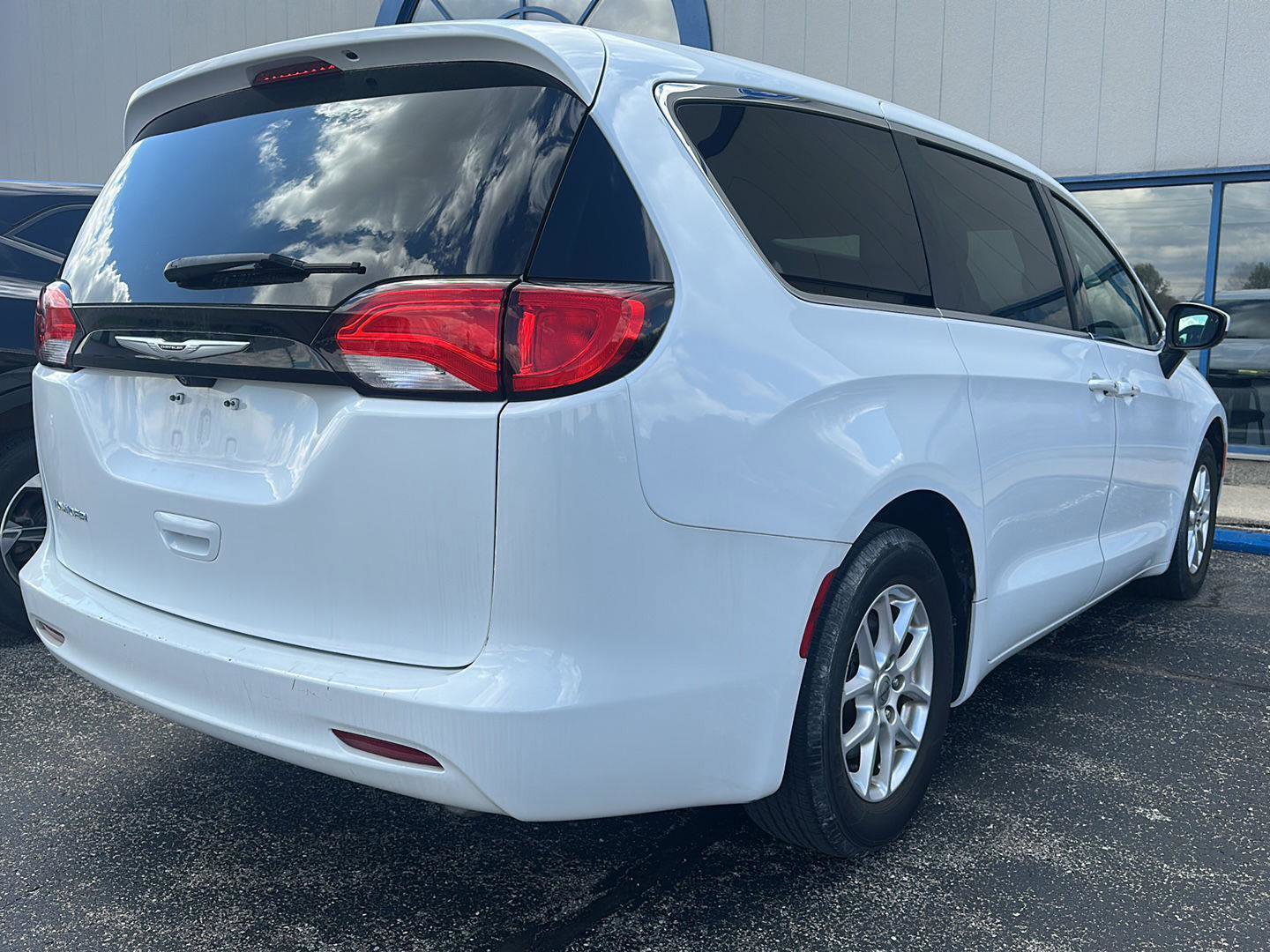 Used 2022 Chrysler Voyager LX FWD image 5