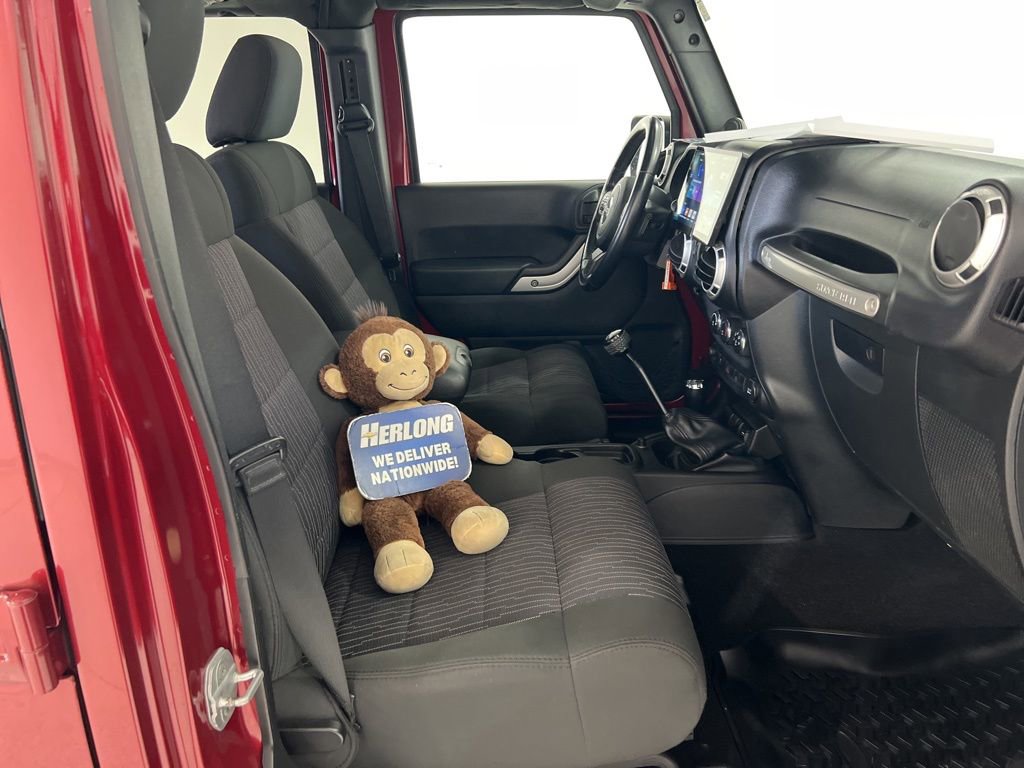 Used 2012 Jeep Wrangler Unlimited Rubicon w/ Connectivity Group image 20