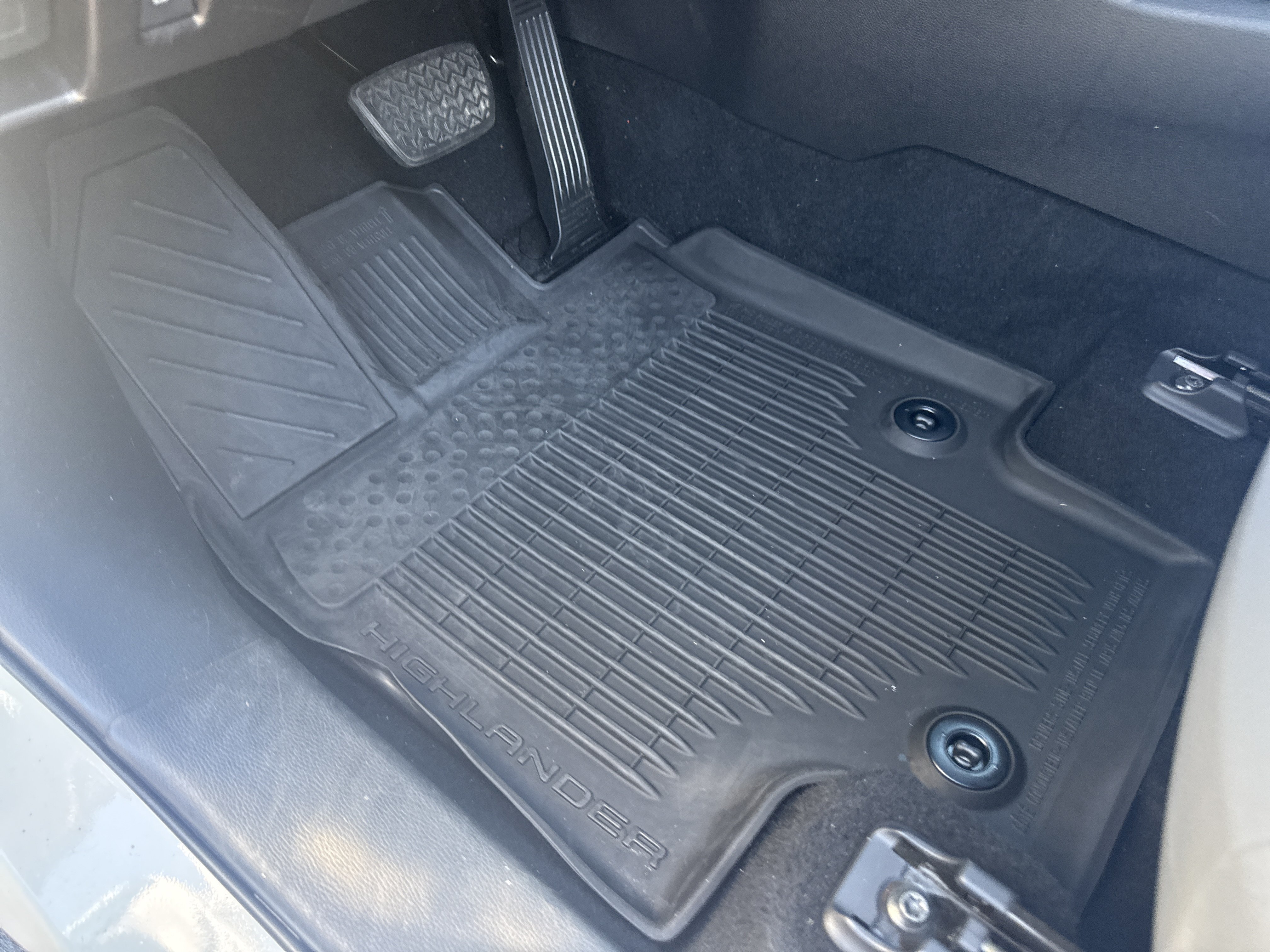 Used 2021 Toyota Highlander LE FWD image 17
