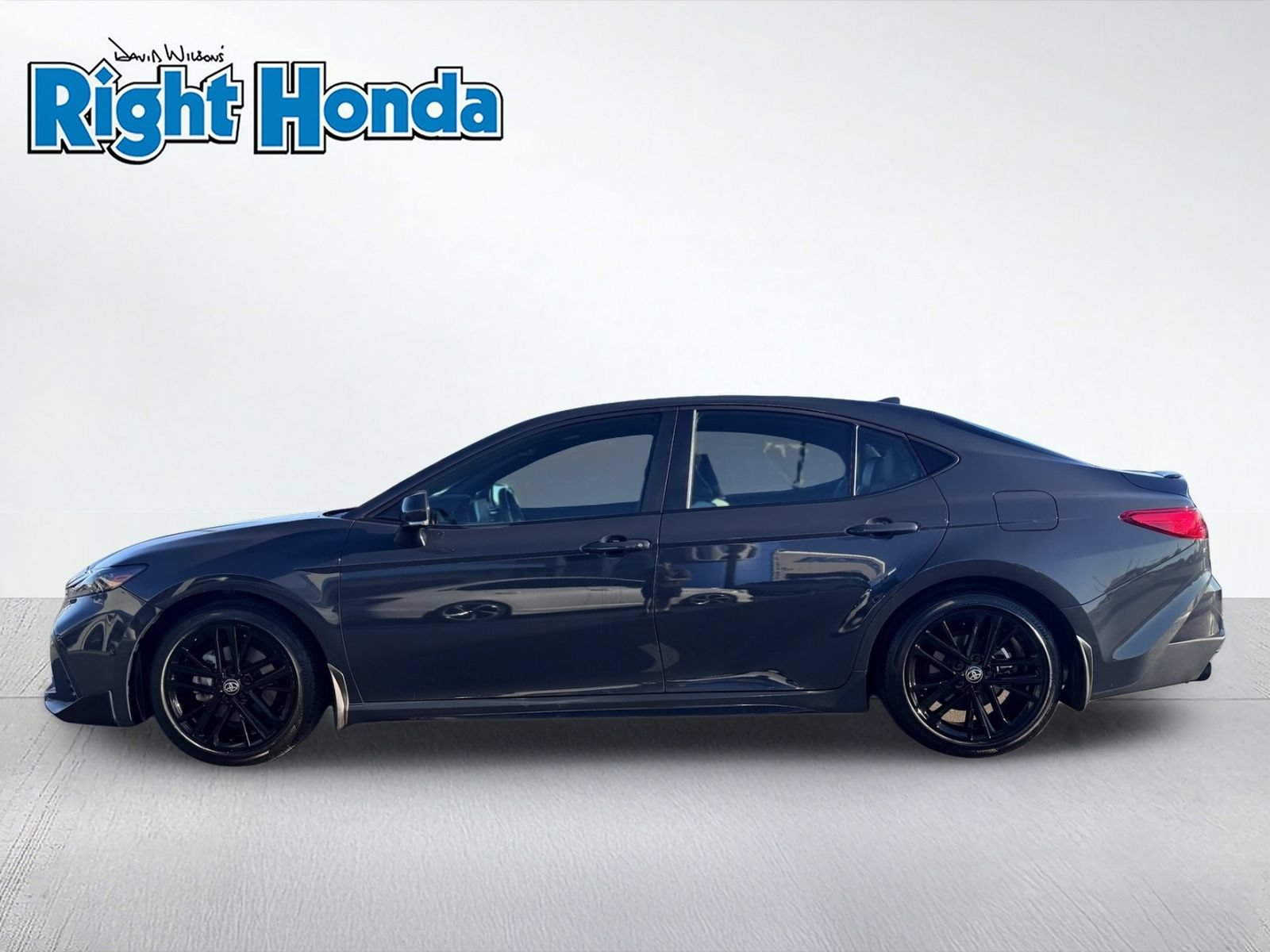 Used 2025 Toyota Camry SE w/ Convenience Package FWD image 3