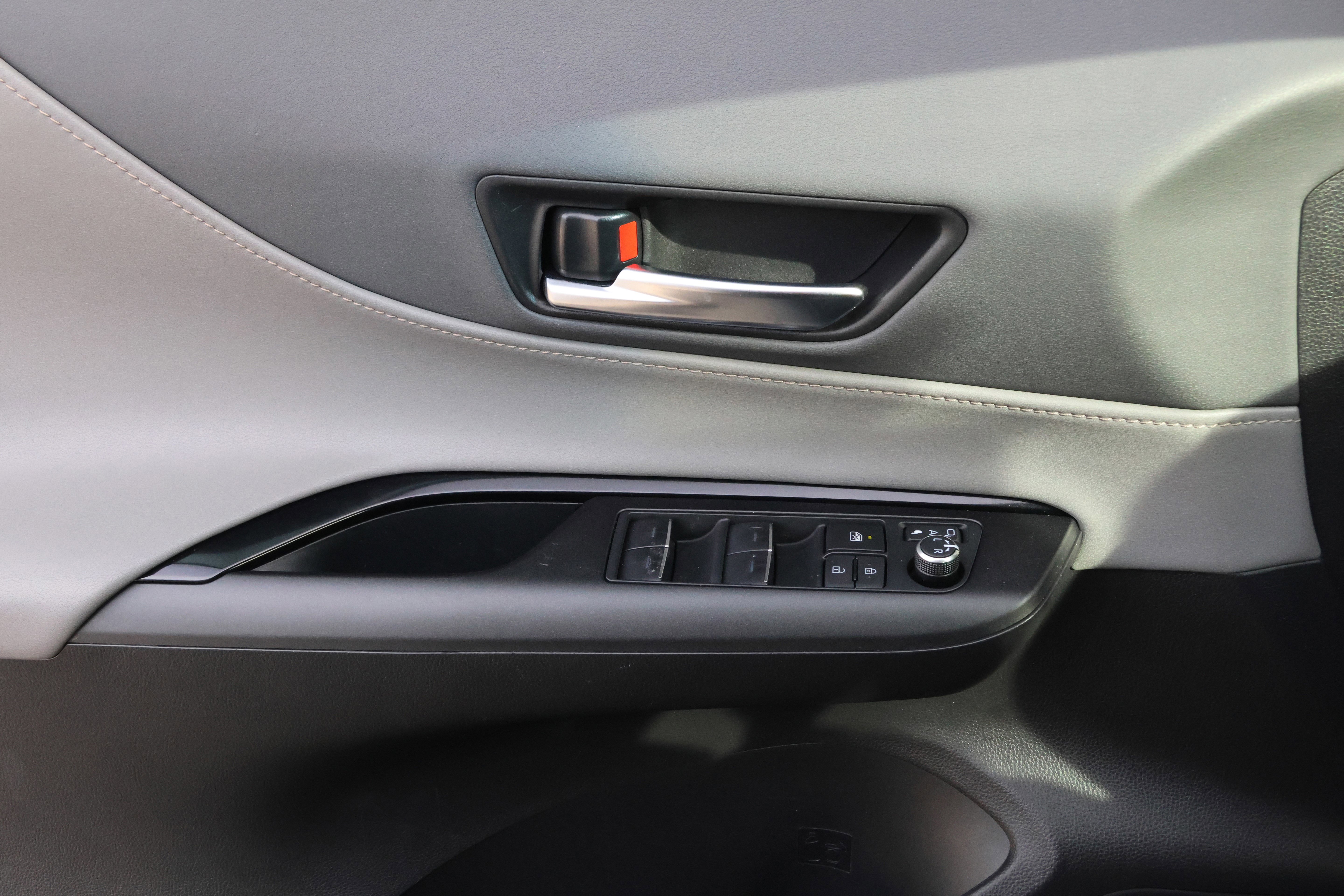 Used 2022 Toyota Venza LE image 12