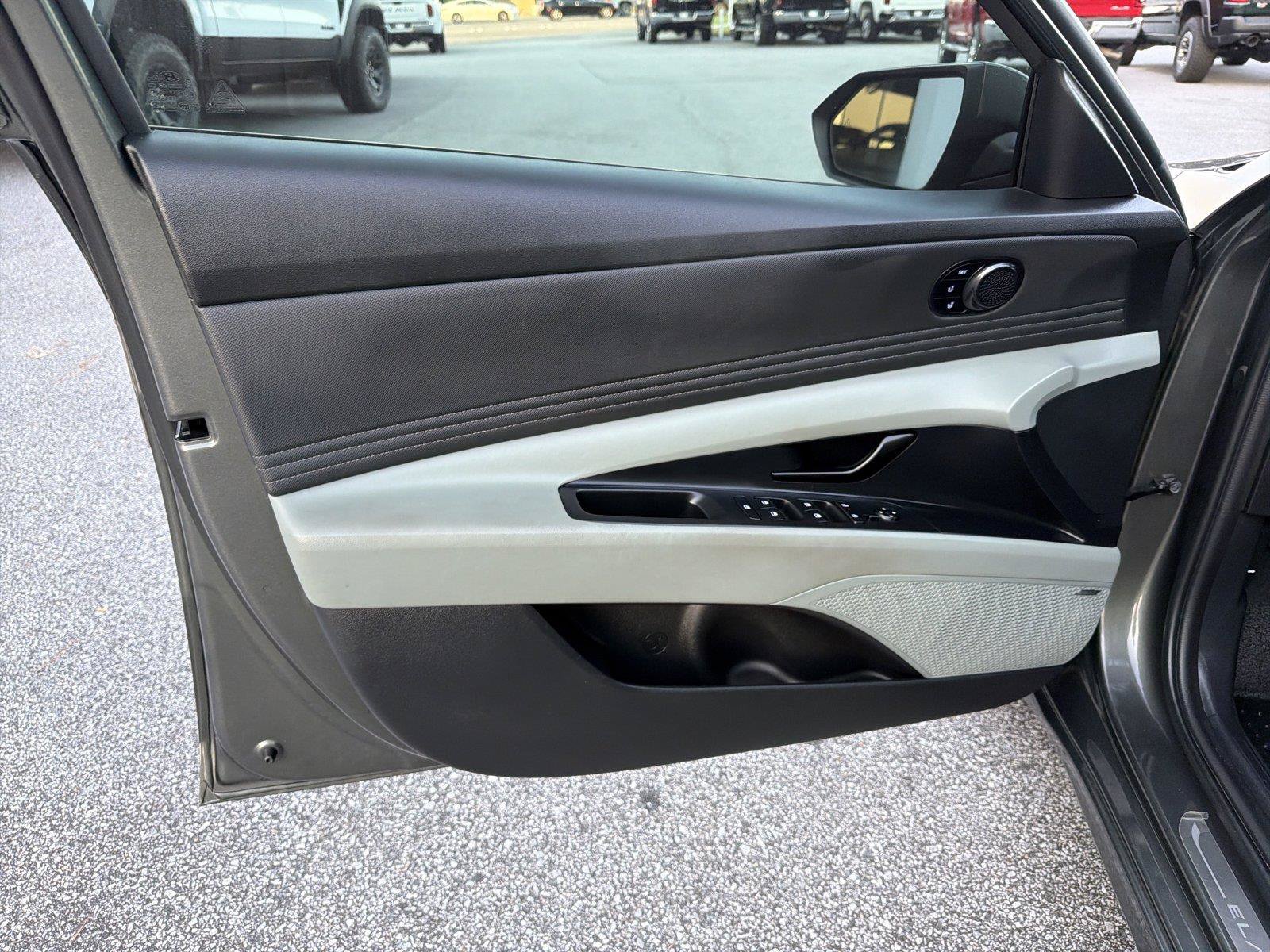 Used 2024 Hyundai Elantra Limited FWD image 9
