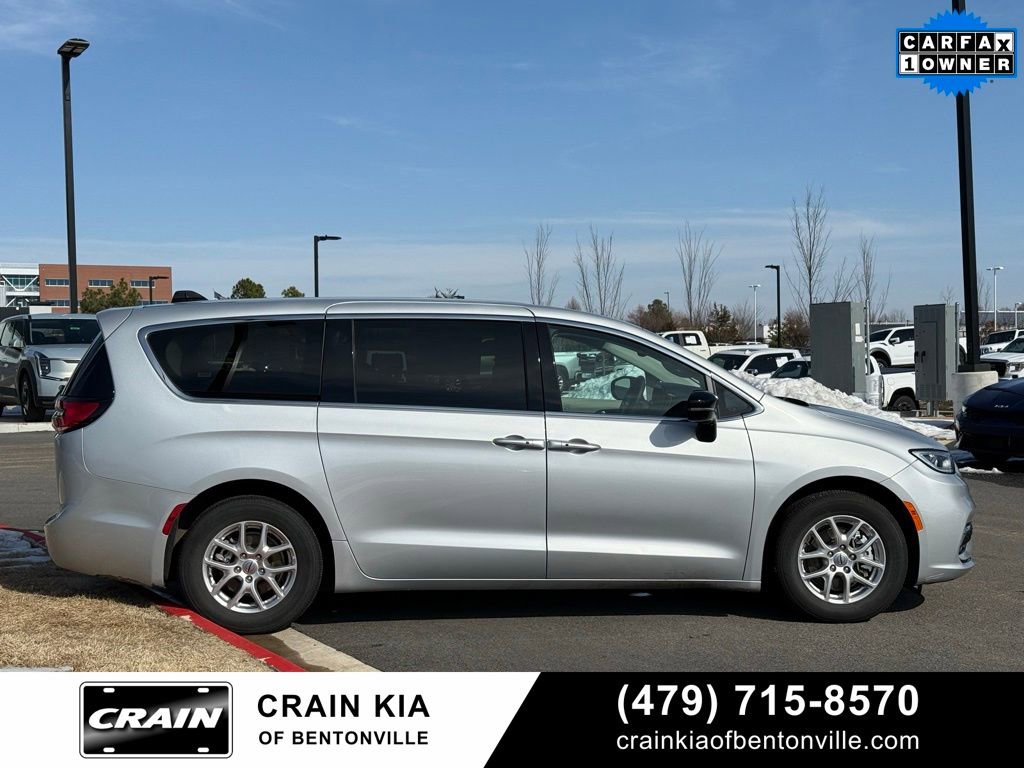 Used 2024 Chrysler Pacifica Touring-L image 9