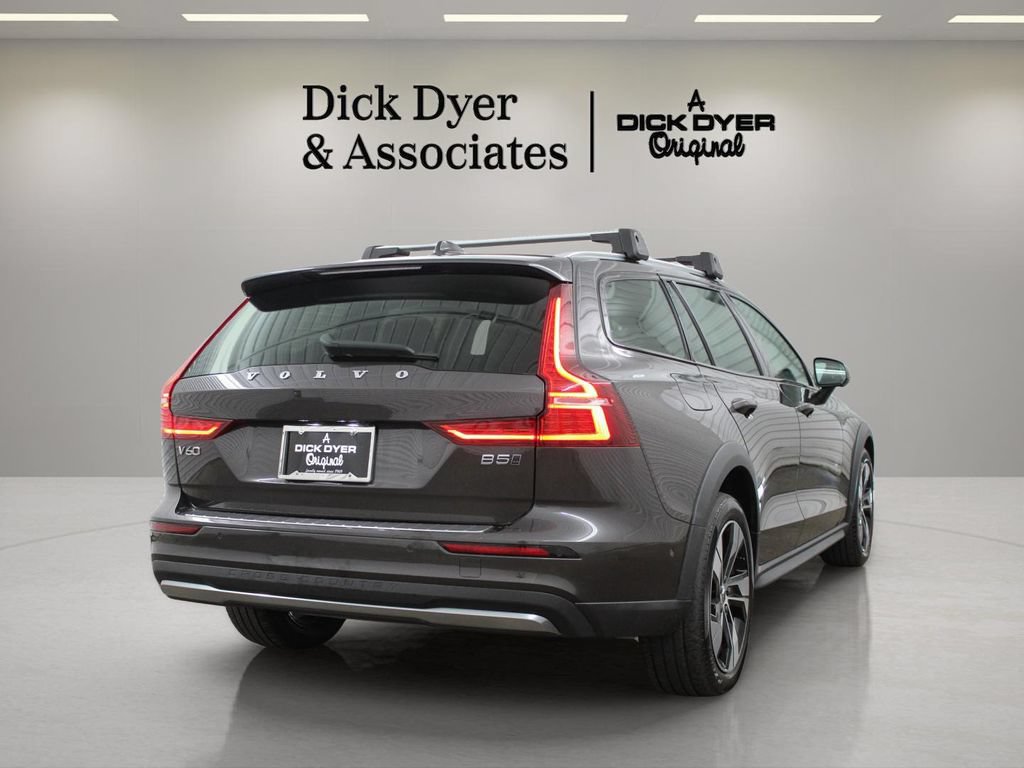 Certified 2023 Volvo V60 B5 Cross Country Plus w/ Climate Package AWD/4WD image 11
