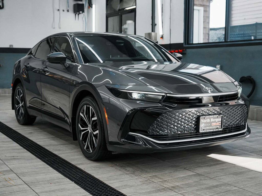 Used 2023 Toyota Crown XLE image 3