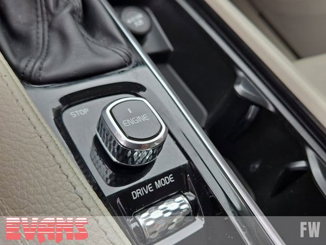 Used 2017 Volvo XC90 T6 Momentum w/ Vision Package image 6