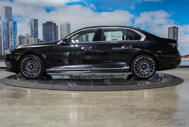Used 2027 BMW 740i xDrive AWD/4WD image 4