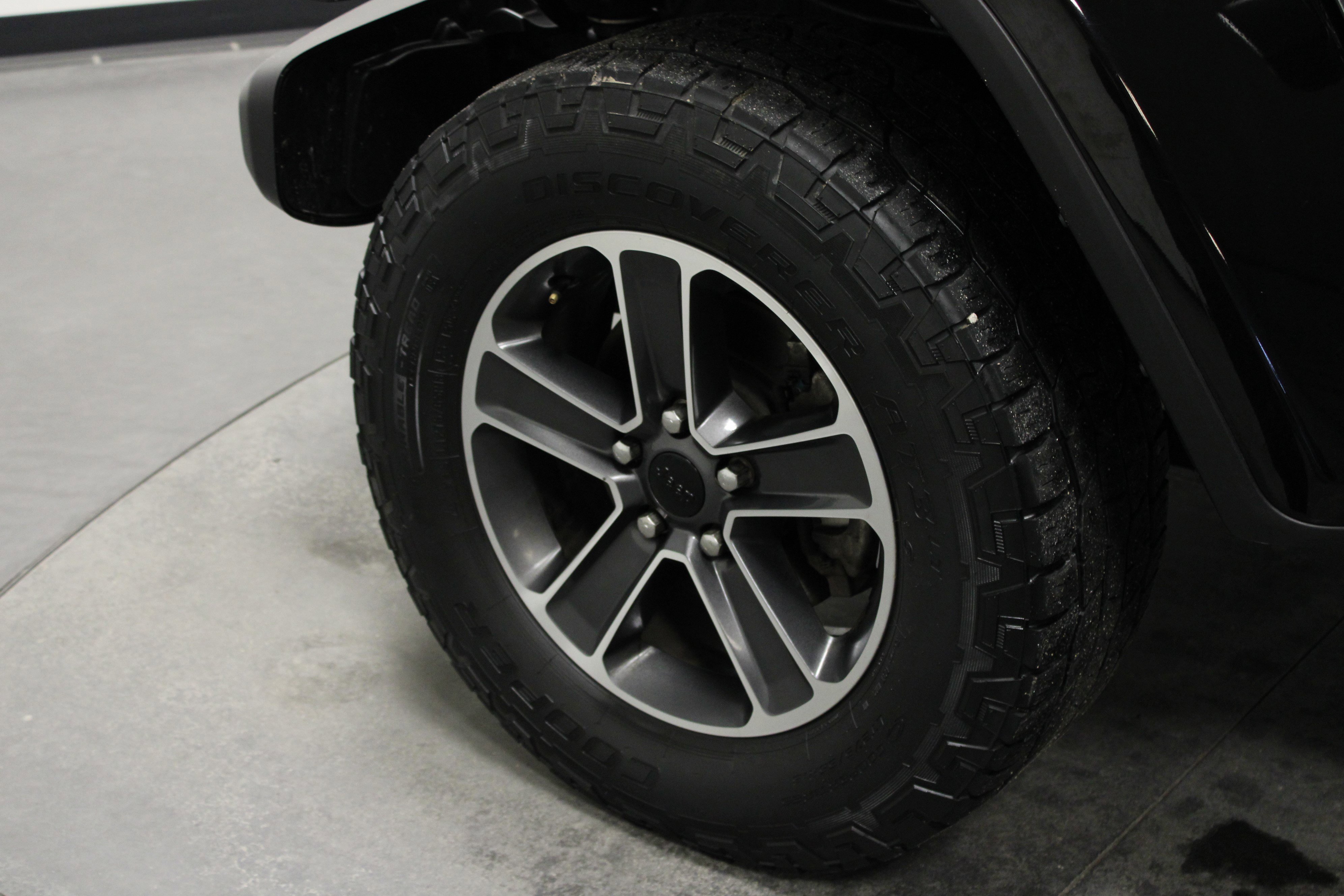 Used 2023 Jeep Wrangler Sahara AWD/4WD image 11