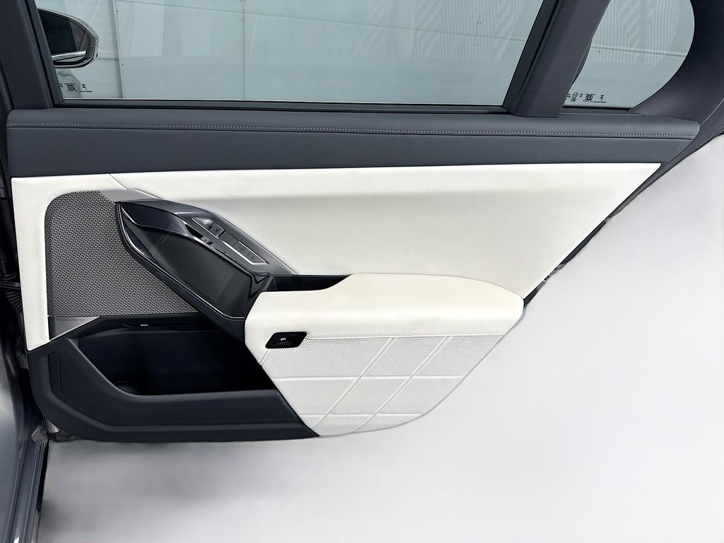 Certified 2024 BMW i7 xDrive60 image 26