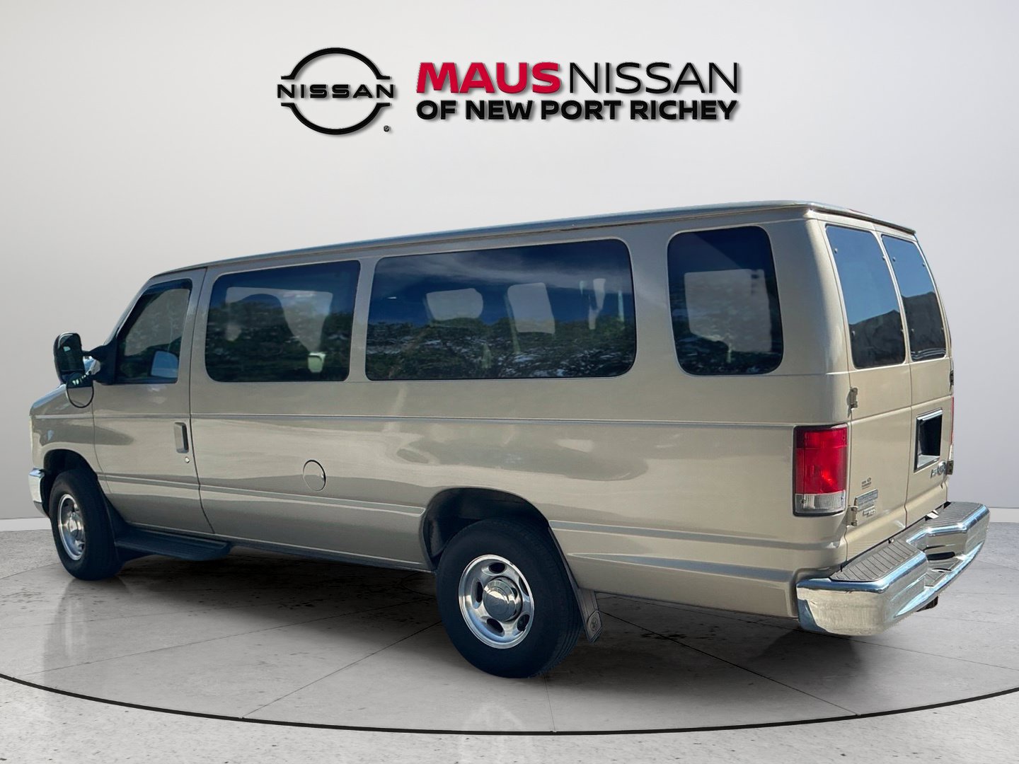 Used 2014 Ford E-350 and Econoline 350 XLT RWD image 6