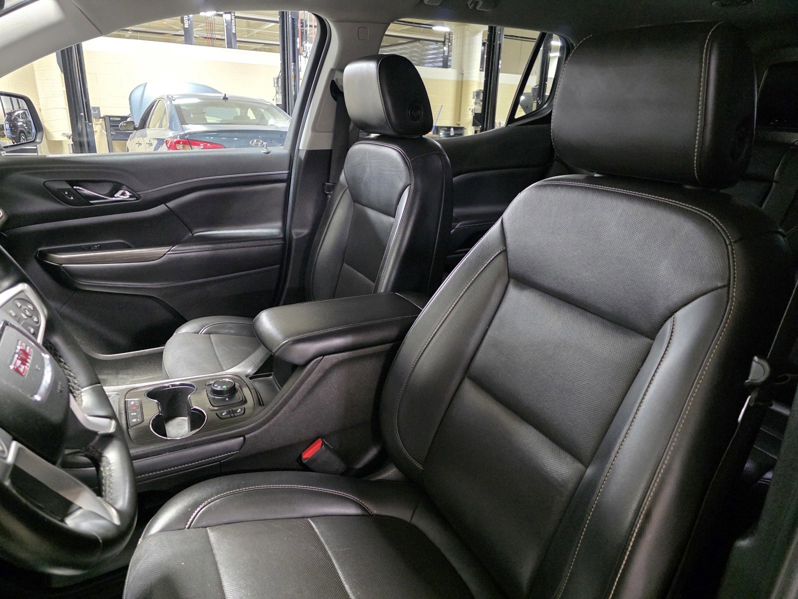 Used 2023 GMC Acadia SLT image 25