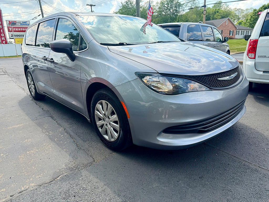 Used 2020 Chrysler Voyager L FWD image 3