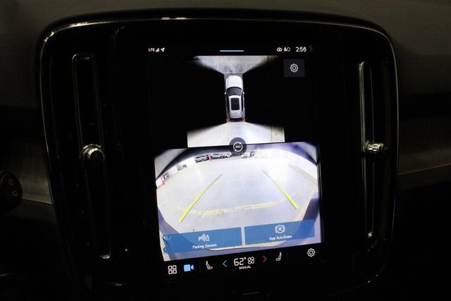 Used 2025 Volvo XC40 B5 Plus image 8