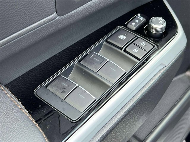 Used 2025 Toyota Sienna Platinum image 23