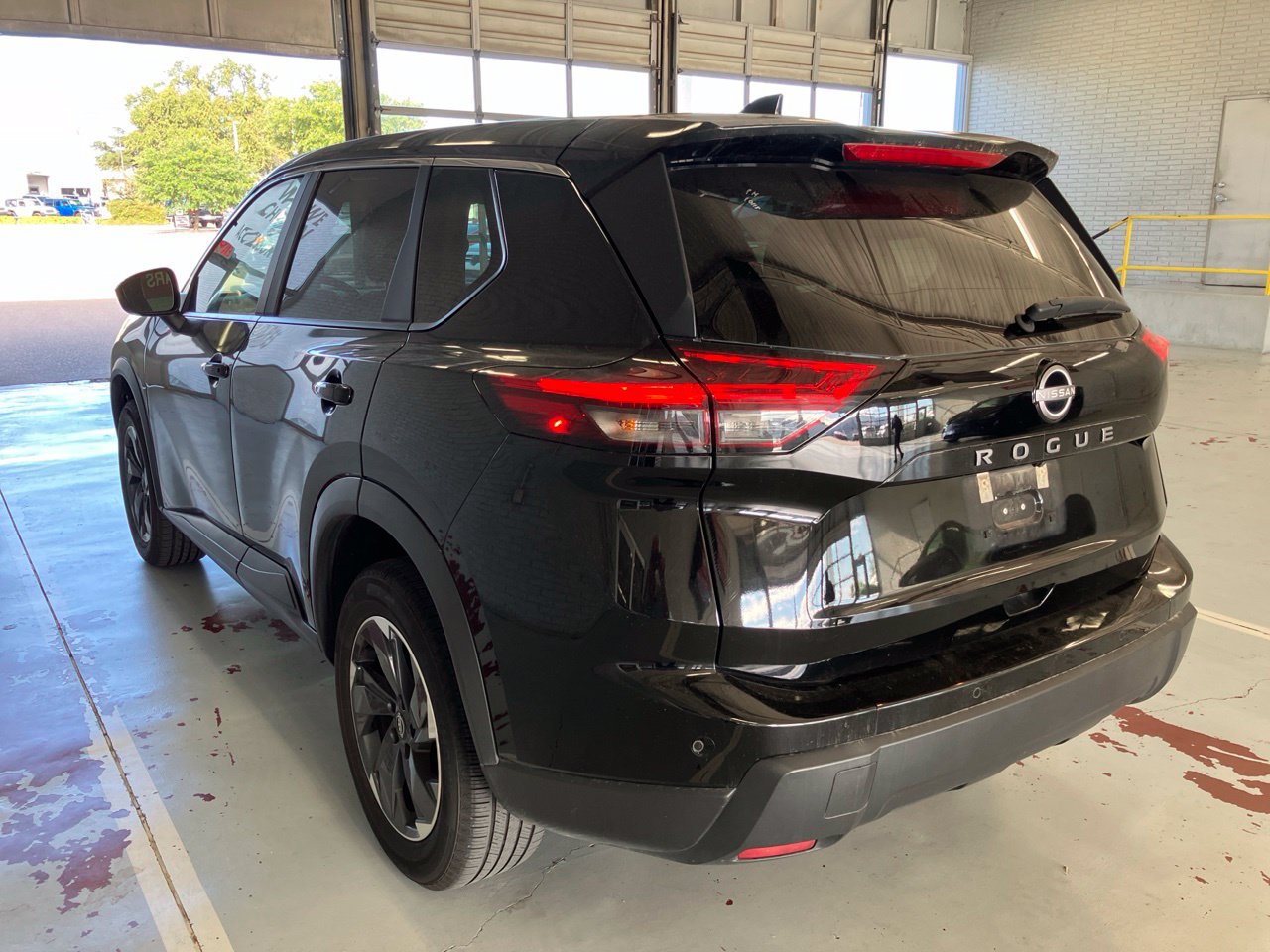 Used 2025 Nissan Rogue SV FWD image 5